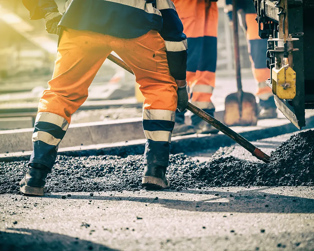 Straßenbauer auf Baustelle